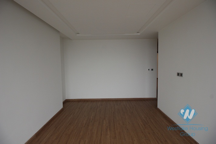 Waiting to be furnished four bedrooms apartment in Vinhome Metropolis, Ba Dinh district, Ha Noi